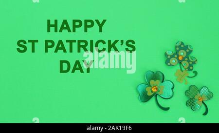 Drei Kleeblätter auf grünem Hintergrund mit Happy st patricks day Nachricht Stockfoto