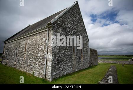 Archäologische Stätte von Clonmacnoise in Irland mit einer Kathedrale, Kirchen, ein Friedhof, Grabplatten und mehrere Tempel, Türme und Kreuze Stockfoto