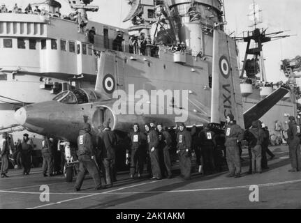 HMS Eagle 1950 s mit einem Prototyp Flugzeuge aus der Supermarine Unternehmen Stockfoto