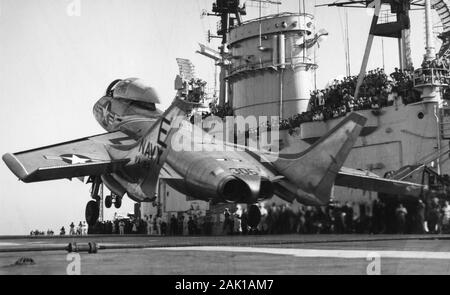 HMS Eagle in den 1950er Jahren auf die Durchführung und go Landungen mit einem US-Marine Cutlass Fighter aus VA-83 Angriff auf USS Intrepid Stockfoto