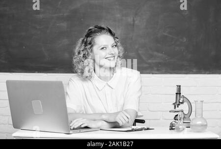 Eigene Forschung Projekt starten. Student oder Lehrer. Für Grant und Stipendium für begabte Schüler. Schüler Mädchen mit Laptop und Mikroskop. Pädagogisches Programm für begabte Jugendliche. Stockfoto