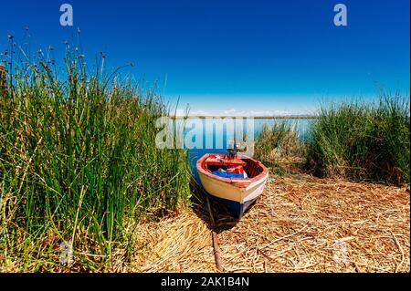 Stroh Hütten und Boote auf einem Der titino Schwimmenden Inseln auf dem Titicacasee, PERU Stockfoto