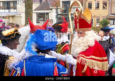 Der jährliche niederländische Sinterklaas Eintrag in Franeker. Sinterklaas umgeben von seiner Zwarte Pieten. Stockfoto