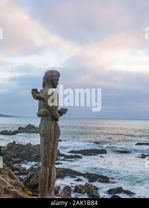 Las Cruces, Chile - Januar, 24: Statue von Liebhabern, neben einem allgemeinen Bild des Pazifischen Ozean Küste, von der touristischen Stadt Las Cruces, auf der Chi Stockfoto