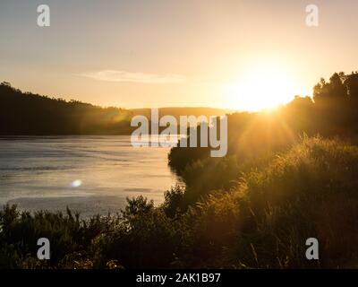 Sonnenuntergang an der Mündung des Valdivia River, in der Nähe der Stadt gleichen Namens, in der Region der Flüsse, im südlichen Chile. Es ist der zweitgrösste Ri Stockfoto