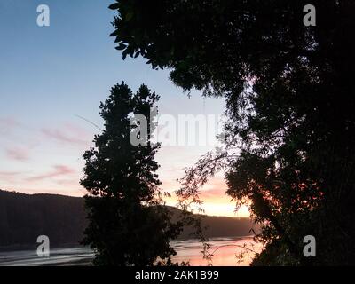 Sonnenuntergang an der Mündung des Valdivia River, in der Nähe der Stadt gleichen Namens, in der Region der Flüsse, im südlichen Chile. Es ist der zweitgrösste Ri Stockfoto