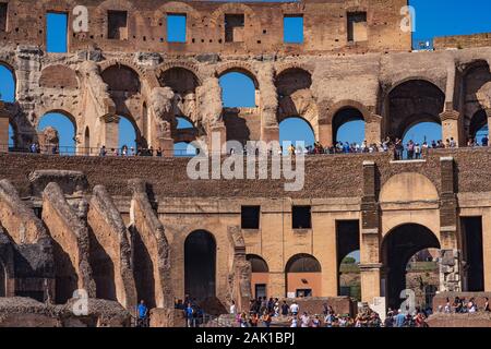 Rom, Italien, 17. September 2019: Im Kolosseum in Rom. Touristen gehen herum Amphitheater Kolosseum. Sehenswürdigkeiten in Rom Stockfoto