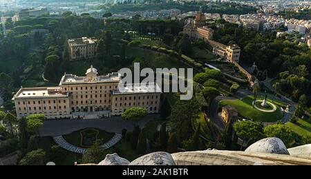 Schöne Aussicht von der Kuppel des Petersdom des Vatikan über die Gärten des Vatikan. Die Gärten des Vatikan Stadt oder die Vatikanischen Gärten. Stockfoto