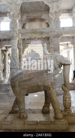 Der schöne Jain-Tempel in Ranakpur, Rajasthan, Indien. Stockfoto