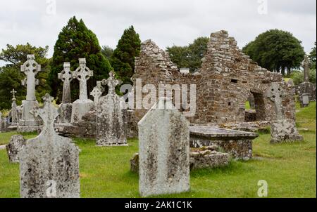 Archäologische Stätte von Clonmacnoise in Irland mit einer Kathedrale, Kirchen, ein Friedhof, Grabplatten und mehrere Tempel, Türme und Kreuze Stockfoto