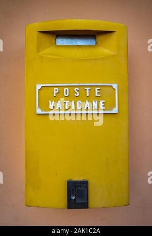 Briefkasten für E-mails in Vatikanstadt. Gelbe Box für Briefe. Mailbox im Vatikan. Stockfoto