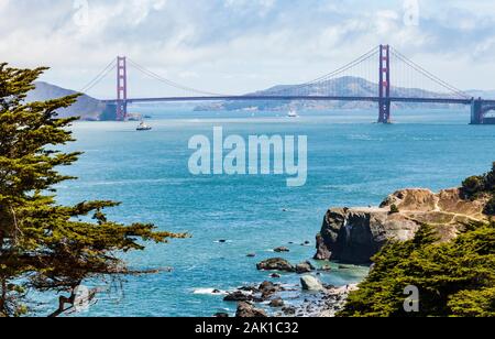 Die Golden Gate Bridge. San Francisco, Kalifornien, USA. Blick über die South Bay von Lands End Lookout. Stockfoto