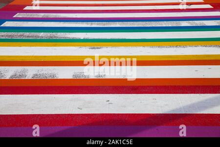 Nahaufnahme auf die Textur des Regenbogens bemalt Crosswalk Stockfoto