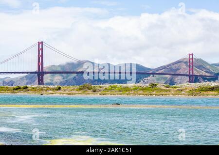 Die Golden Gate Bridge als Crissy Field Marsh gesehen, San Francisco, Kalifornien, USA. Stockfoto