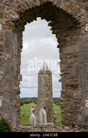 Archäologische Stätte von Clonmacnoise in Irland mit einer Kathedrale, Kirchen, ein Friedhof, Grabplatten und mehrere Tempel, Türme und Kreuze Stockfoto