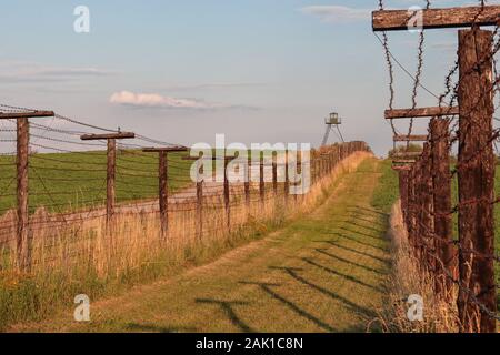 Erhaltene Eiserne Vorhanglinie - Stacheldrahtzaun und Wachturm an der Grenze Tschechiens, aus der Zeit des Kalten Krieges Stockfoto