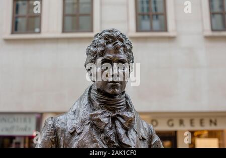 Statue von Beau Brummell von Irena Sedlecká in der Jermyn Street, St James, London Stockfoto