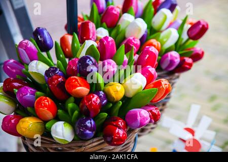 Holz- Tulpen in großen Trauben als holländische Souvenirs verkauft. Stockfoto