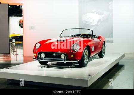 Los Angeles, CA - Juli 2019 Rot 1961 Ferrari 250 GT Spyder SWB angezeigt am Petersen Automotive Museum. Stockfoto