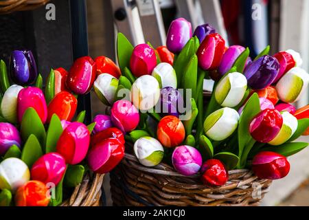 Nahaufnahme auf großen Haufen Holz- Tulpen in Körbe - typische Souvenirs aus Niederlande Stockfoto