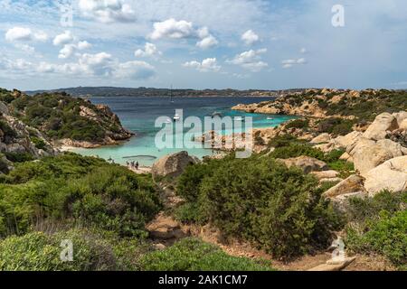 Der Blick auf die Cala Napoletana. Strände der Insel Caprera Im Maddalena Archipel. Transparente türkise Wasser in Sardinien, Italien Stockfoto