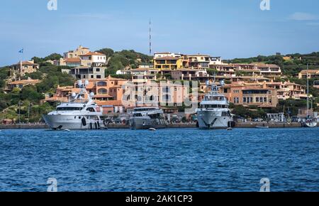 Porto Cervo - Italienische Badeort im Norden Sardiniens. Blick auf luxuriöse Yachten. Stockfoto