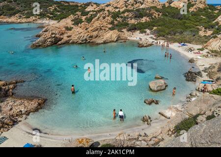 Blick auf Cala Napoletana auf Caprera Insel von oben. Türkisblaues Wasser von Sardinien, Cala Napoletana Im Maddalena Archipel Stockfoto