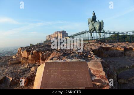 Auf einem Hügel liegendes bronzenes Reiterstandbild mit der Darstellung von Rao Jodha, dem Gründer von Jodhpur aus dem 15. Jahrhundert. Stockfoto