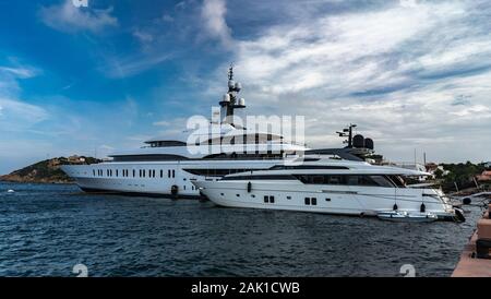 Blick auf luxuriösen Yachten in Porto Cervo. Luxuriöse Yachten im Hafen von Porto Cervo, Sardinien. Stockfoto