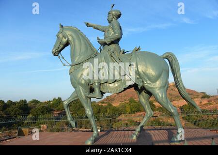 Auf einem Hügel liegendes bronzenes Reiterstandbild mit der Darstellung von Rao Jodha, dem Gründer von Jodhpur aus dem 15. Jahrhundert. Stockfoto