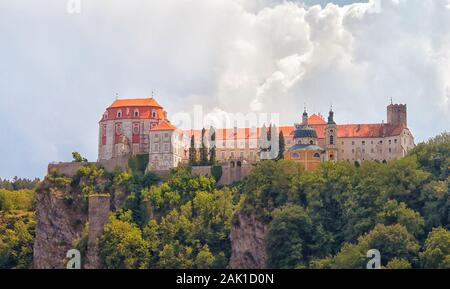 Vranov nad Dyji Chateau - Schloss im Stil der Gotik und Renaissance auf dem Felsen Stockfoto