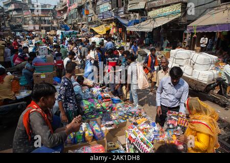 Überlastete Straße in Sadar Basar in der Altstadt von Delhi, Indien Stockfoto