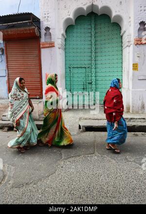 Rajasthani-Frauen, die in der Altstadt von Jodhpur, Indien, spazieren gehen. Stockfoto