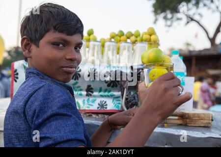 Porträt von einem Straßenhändler verkaufen Kalk - aromatisierte Wasser in der Altstadt von Delhi, Indien Stockfoto