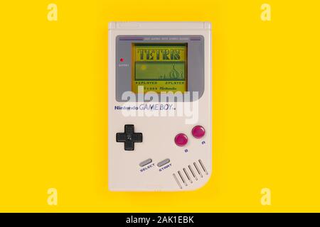 Der Startbildschirm des Spiels Tetris wie auf ein 1989 Nintendo Game Boy auf gelbem Hintergrund. Stockfoto
