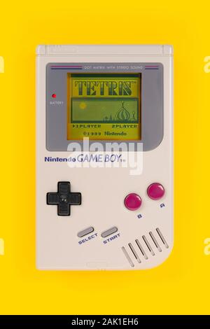 Der Startbildschirm des Spiels Tetris wie auf ein 1989 Nintendo Game Boy auf gelbem Hintergrund. Stockfoto