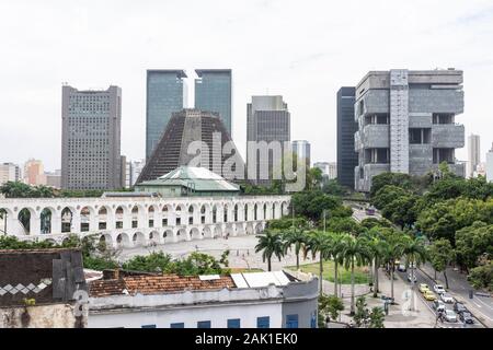 Weiß und alten historischen Arcos da Lapa Lapa (Aquädukt) mit großen Gebäude in der Innenstadt von Rio de Janeiro, Brasilien Stockfoto