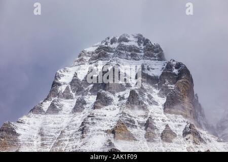 Die Zahn - wie Punkte auf verschneiten Berg Huber, gesehen von der Opabin Plateau, im September im Yoho National Park, British Columbia, Kanada Stockfoto