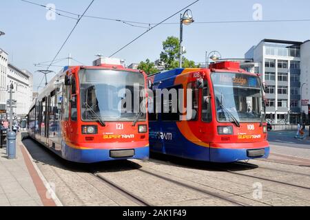 Sheffield City Centre Supertrams, England, Großbritannien. Metro, Stadtverkehr, Stadtbahnnetz Stockfoto