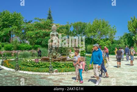 Ravadinovo, Bulgarien - 07.11.2019. Brunnen auf dem Platz in der Nähe der Kirche auf dem Gebiet der Ravadinovo Schloss in Bulgarien, auf einem sonnigen Sommer da Stockfoto