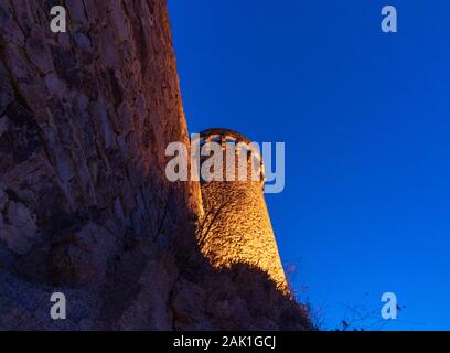 Das mittelalterliche Dorf Tossa de Mar mit seiner Burg bei Sonnenuntergang Stockfoto