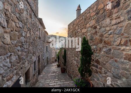 Das mittelalterliche Dorf Tossa de Mar mit seiner Burg bei Sonnenuntergang Stockfoto