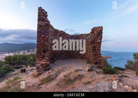 Das mittelalterliche Dorf Tossa de Mar mit seiner Burg bei Sonnenuntergang Stockfoto