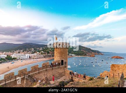 Das mittelalterliche Dorf Tossa de Mar mit seiner Burg bei Sonnenuntergang Stockfoto