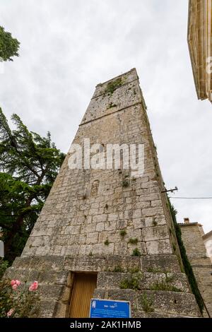 Hohen steinernen Turm der Kirche der Heimsuchung der Jungfrau bei der hl. Elisabet in Ballen, einer kleinen Stadt in der Gespanschaft Istrien, Kroatien Stockfoto