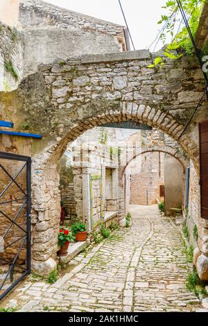 Typisch engen gepflasterten Gasse mit Steinbögen in der historischen Altstadt in Ballen, einer kleinen Stadt auf dem Mont Perin in der Gespanschaft Istrien, Kroatien Stockfoto