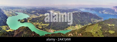 Berge und Seen - Panorama der Alpinen eiszeitliche Seen Mondsee und Attersee vom Gipfel des Schafbergs, Österreich Stockfoto