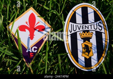 September 6, 2019, Turin, Italien. Embleme der italienischen Fußball-Clubs Juventus Turin und Fiorentina Florenz auf dem grünen Rasen der Rasen. Stockfoto