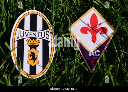 September 6, 2019, Turin, Italien. Embleme der italienischen Fußball-Clubs Juventus Turin und Fiorentina Florenz auf dem grünen Rasen der Rasen. Stockfoto