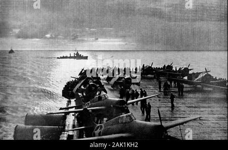 U.S. Navy Gleaves-Klasse Zerstörer, nachdem der Flugzeugträger USS Ranger (CV-4) aus Nordafrika am 8. November 1942. Der Bildschirm "Gruppe setzte sich aus den Leichter Kreuzer USS Cleveland (CL-35) und Zerstörer Abteilung 10, bestehend aus USS Ellyson (DD-454), USS Forrest (DD-461), USS Fitch (DD-462), USS Corry (DD-463) und USS Hobson (DD-464). Neun Grumman F4F-4 Wildcat Kämpfer und fünf Douglas SBD-3 Dauntless dive Bomber sind sichtbar auf dem Flugdeck. Markante Stapel Hinweis des Ranger links im Vordergrund. November, 1942 Stockfoto